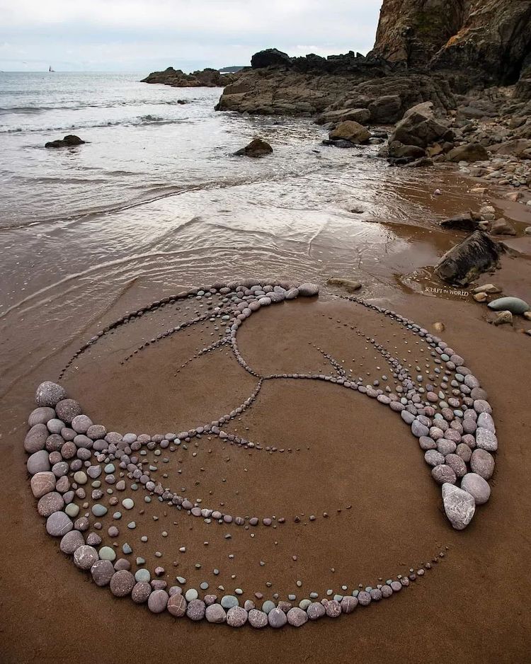 Circumactus, 2023 was created at Lindsway Bay by Jon Foreman. This minimalistic approach allows more of the sandy texture to become a focal point of the temporary installation. 