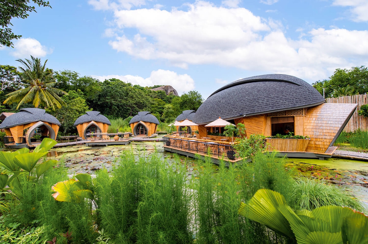 Des bungalows en bambou dans la destination éco-touristique de Turtle Bay en Thaïlande célèbrent le folklore local